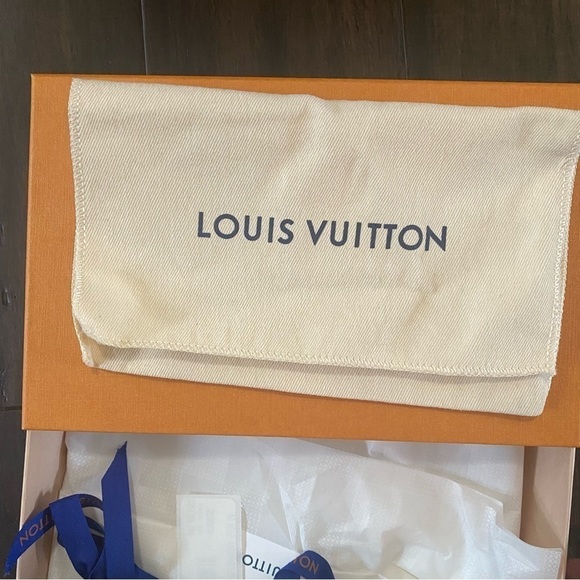 LOUIS VUITTON Tiaga Silver Gray Card Holder Coin Case - Picture 5 of 9